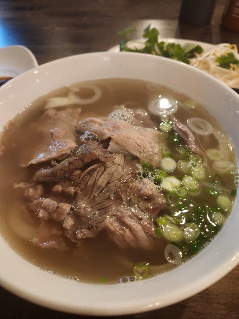 Sushi Yuka: Roll & Pho